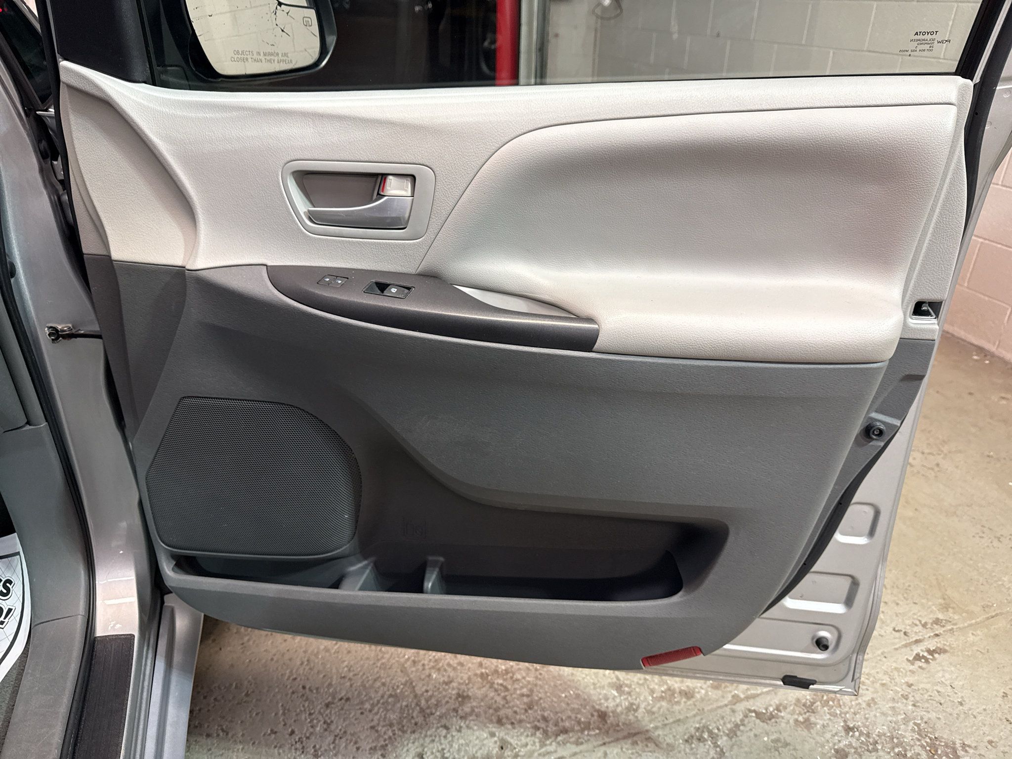 Used 2015 Toyota Sienna LE FWD image 22