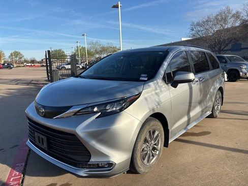 Used 2024 Toyota Sienna XLE image 1