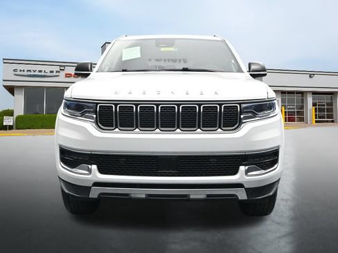 Used 2024 Jeep Wagoneer L Series III w/ Flexible Seating Group AWD/4WD image 8