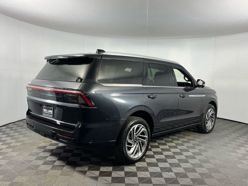 Used 2025 Lincoln Navigator Reserve image 7