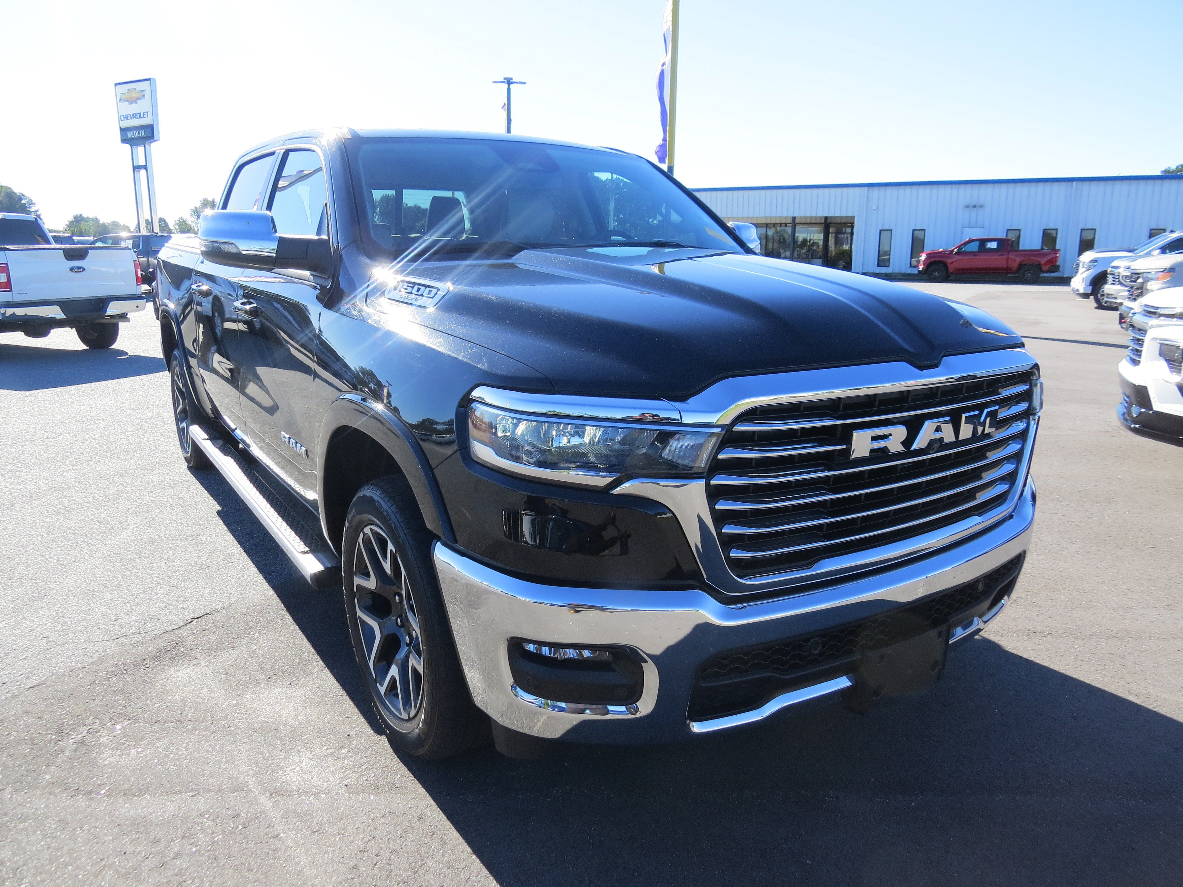 Used 2025 RAM 1500 Laramie AWD/4WD image 1