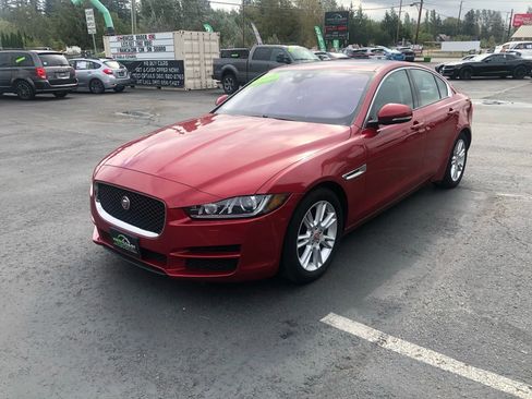 Used 2018 Jaguar XE Premium RWD image 4