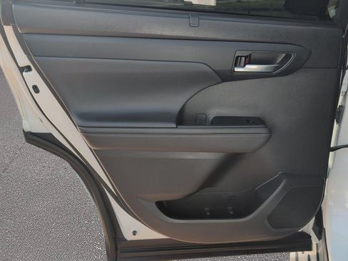 Used 2022 Toyota Highlander XLE FWD image 24