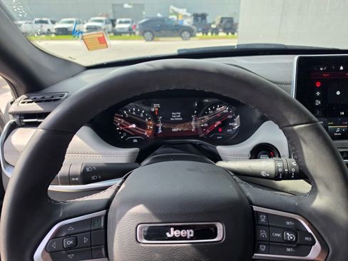 Used 2025 Jeep Compass Limited image 11