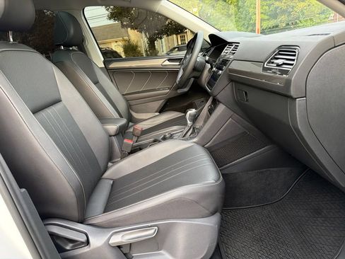 Used 2022 Volkswagen Tiguan SE w/ Panoramic Sunroof Package AWD/4WD image 29