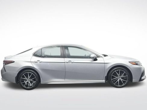 Used 2022 Toyota Camry SE FWD image 4