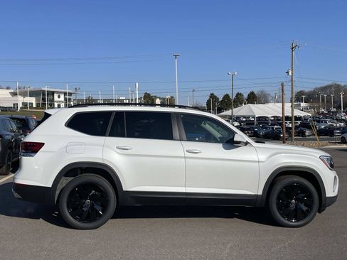 New 2026 Volkswagen Atlas SE FWD image 8