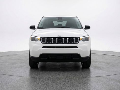 Used 2025 Jeep Compass Latitude AWD/4WD image 2