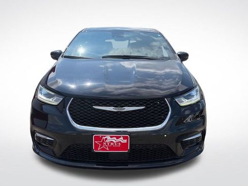 Used 2025 Chrysler Pacifica Select FWD image 2