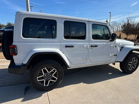 Used 2025 Jeep Wrangler Sahara image 8