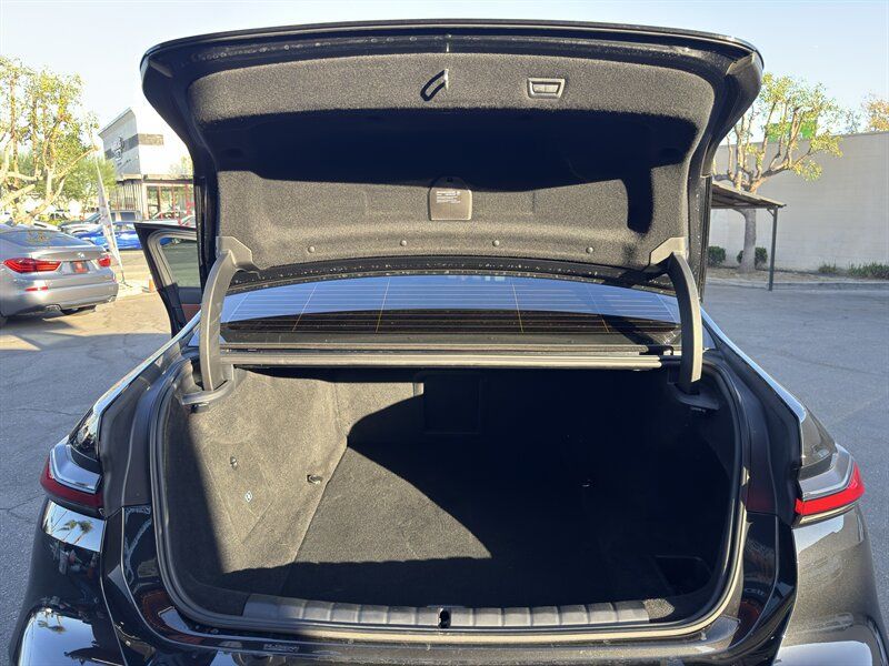 Used 2025 BMW i7 eDrive50 w/ M Sport Package RWD image 16