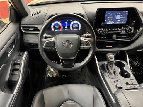Used 2025 Toyota Highlander XSE AWD/4WD image 32