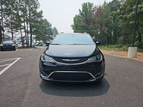 Used 2018 Chrysler Pacifica Touring-L FWD image 2