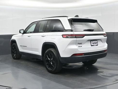 Used 2025 Jeep Grand Cherokee Altitude AWD/4WD image 7
