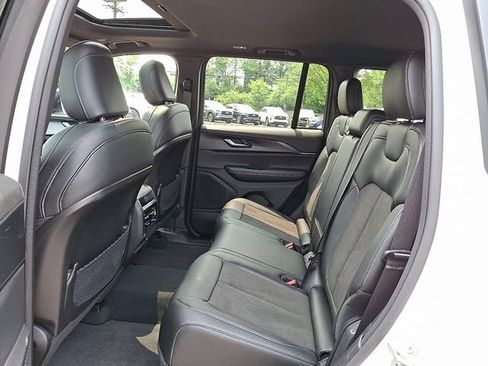 Used 2023 Jeep Grand Cherokee Altitude AWD/4WD image 10