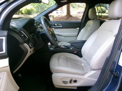 Used 2018 Ford Explorer Limited w/ Equipment Group 301A image 11