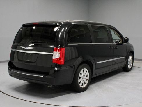 Used 2016 Chrysler Town & Country Touring FWD image 10