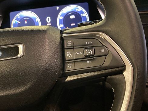 Used 2023 Jeep Grand Cherokee L Laredo image 18