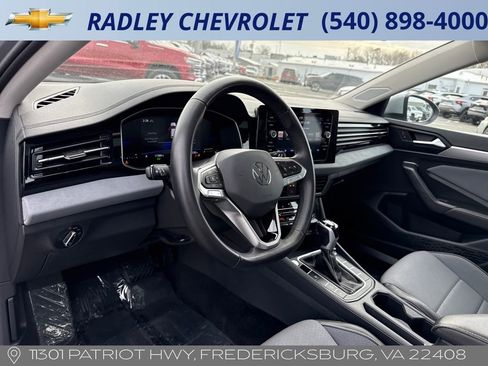 Used 2025 Volkswagen Jetta SE image 4