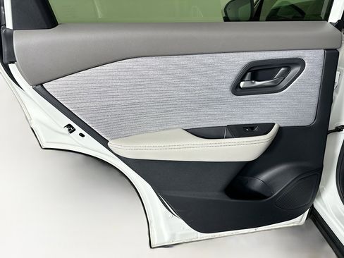 Used 2023 Nissan Rogue SV image 25