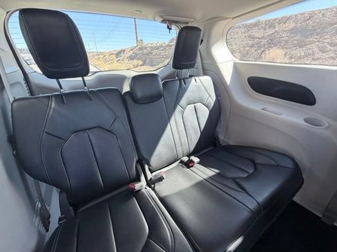 Used 2023 Chrysler Pacifica Touring-L FWD image 32