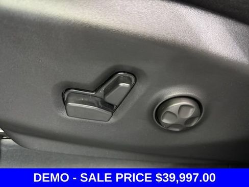 Used 2026 Chrysler Pacifica Select FWD image 23