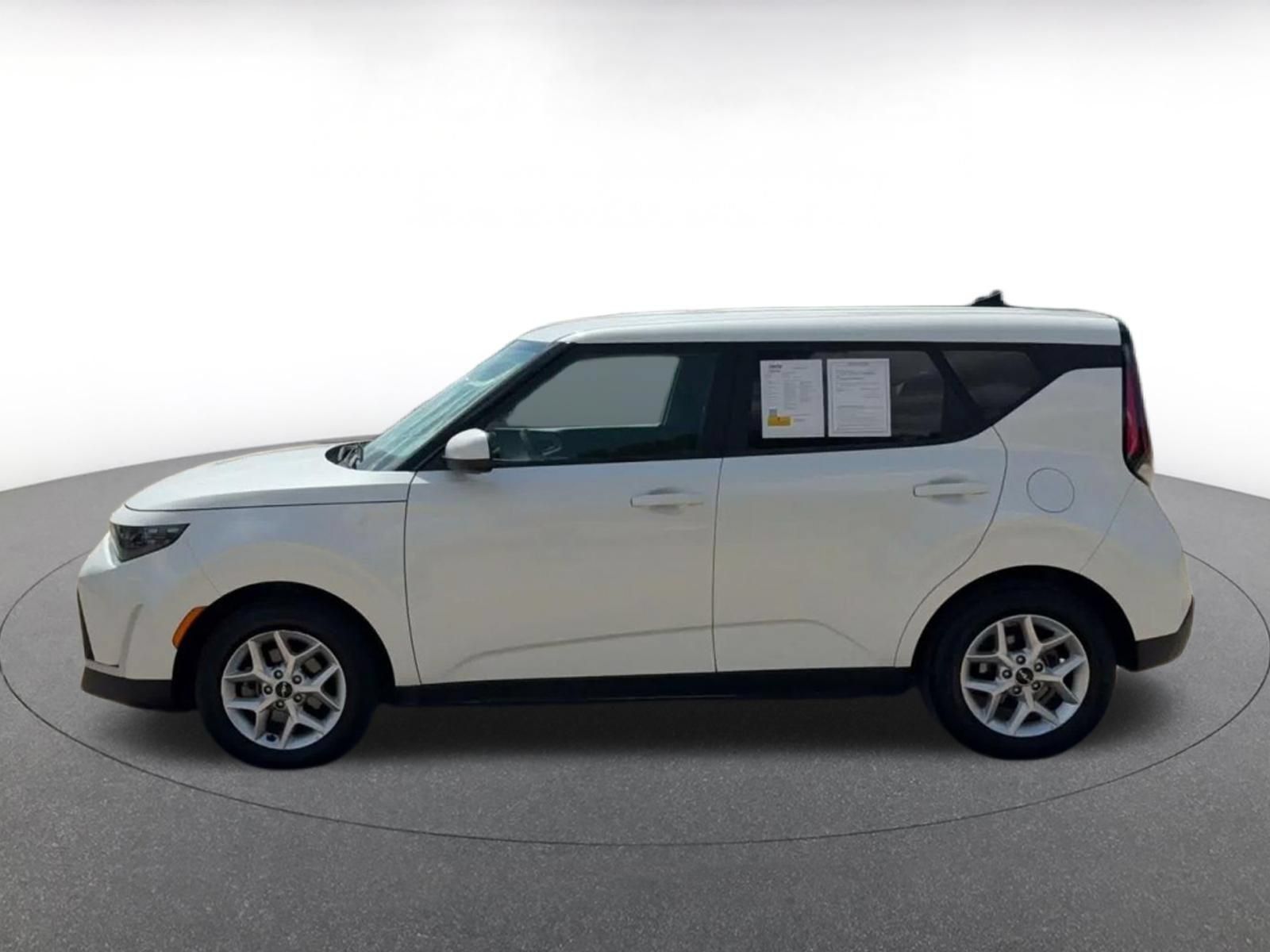 Used 2025 Kia Soul LX w/ LX Technology Package FWD image 8