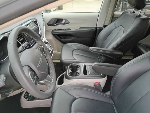 Used 2024 Chrysler Pacifica Touring-L image 19