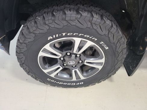 Used 2017 Toyota Tacoma TRD Sport AWD/4WD image 37