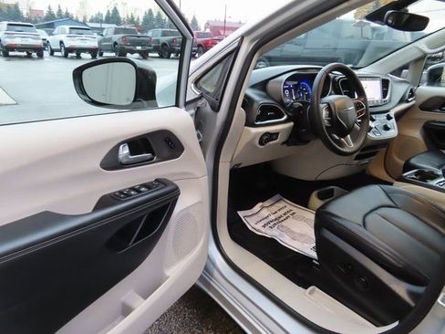 Used 2024 Chrysler Pacifica Touring-L FWD image 20