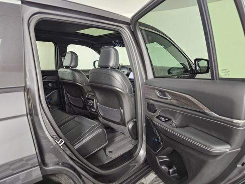 Used 2023 Jeep Grand Cherokee Overland AWD/4WD image 36