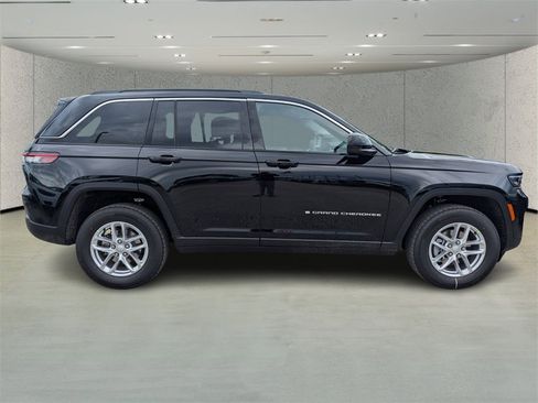 New 2025 Jeep Grand Cherokee Laredo X image 3