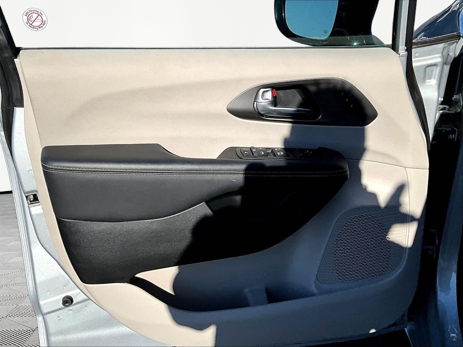 Used 2024 Chrysler Pacifica Touring-L FWD image 19