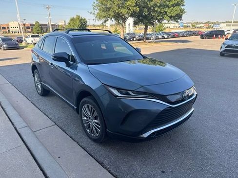 Used 2022 Toyota Venza XLE AWD/4WD image 2