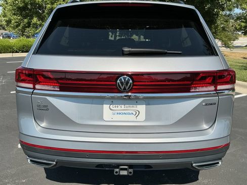 Used 2025 Volkswagen Atlas SE AWD/4WD image 11