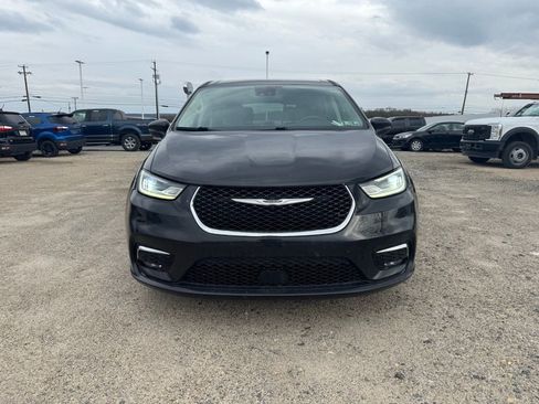 Used 2023 Chrysler Pacifica Touring-L image 8