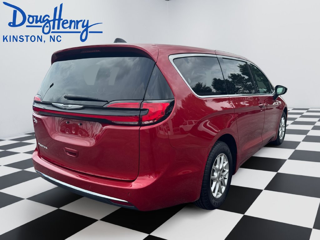 Used 2025 Chrysler Pacifica Select FWD image 5