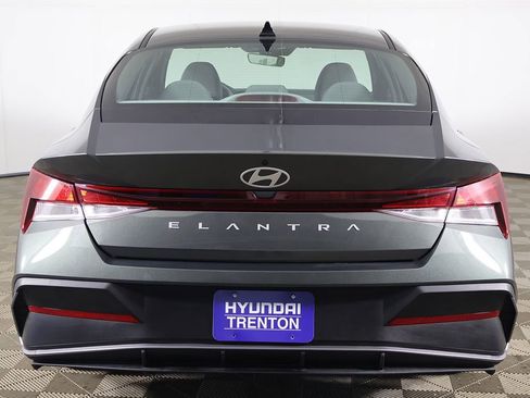 Certified 2024 Hyundai Elantra SE FWD image 11