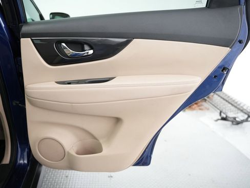 Used 2018 Nissan Rogue SV image 37