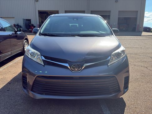 Used 2020 Toyota Sienna LE w/ LE Preferred Package FWD image 2