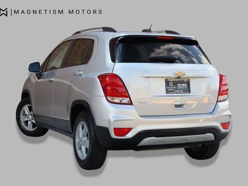 Used 2021 Chevrolet Trax LT w/ LT Convenience Package FWD image 8
