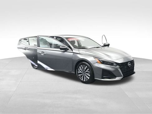 Used 2025 Nissan Altima 2.5 SV FWD image 46