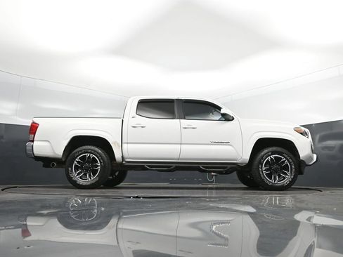 Used 2016 Toyota Tacoma SR5 w/ Towing Package image 44