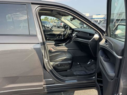 Used 2023 Jeep Grand Cherokee Limited w/ Black Appearance Package AWD/4WD image 16