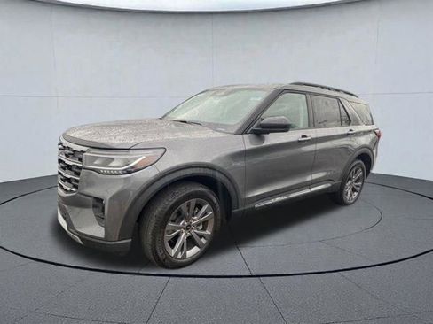 Used 2025 Ford Explorer Active w/ Active Comfort Package image 5