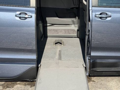 Used 2016 Toyota Sienna XLE FWD image 12