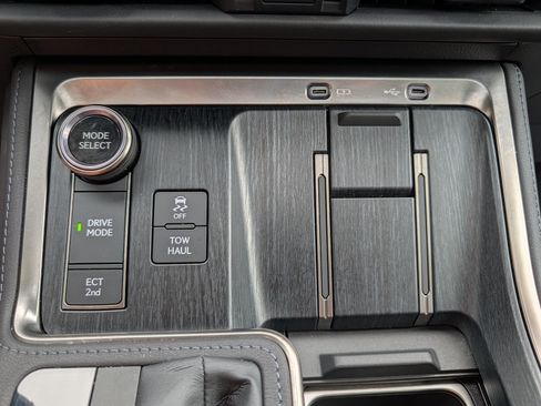 Used 2025 Lexus GX 550 w/ Accessory Package (2T) AWD/4WD image 33