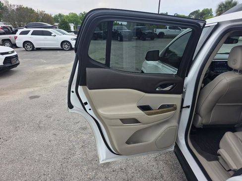 Used 2019 GMC Acadia Denali w/ Technology Package FWD image 9