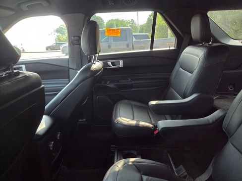 Used 2020 Ford Explorer XLT image 6