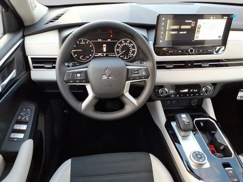 New 2025 Mitsubishi Outlander SE image 12